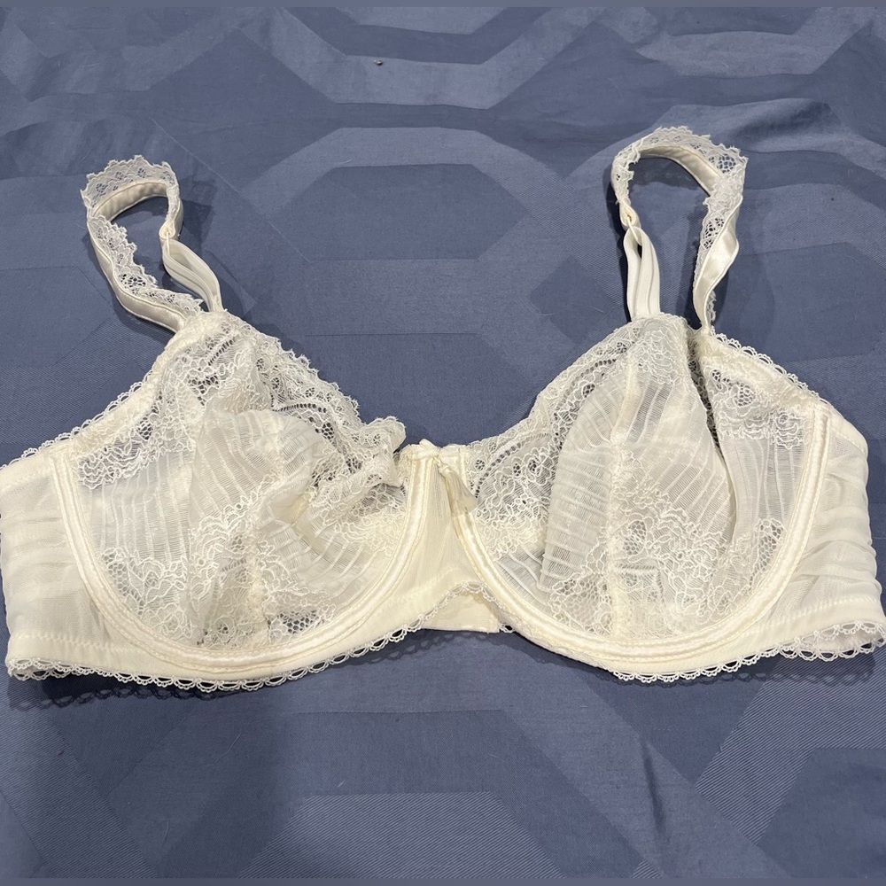 Beautiful White paramour bra. 38D.